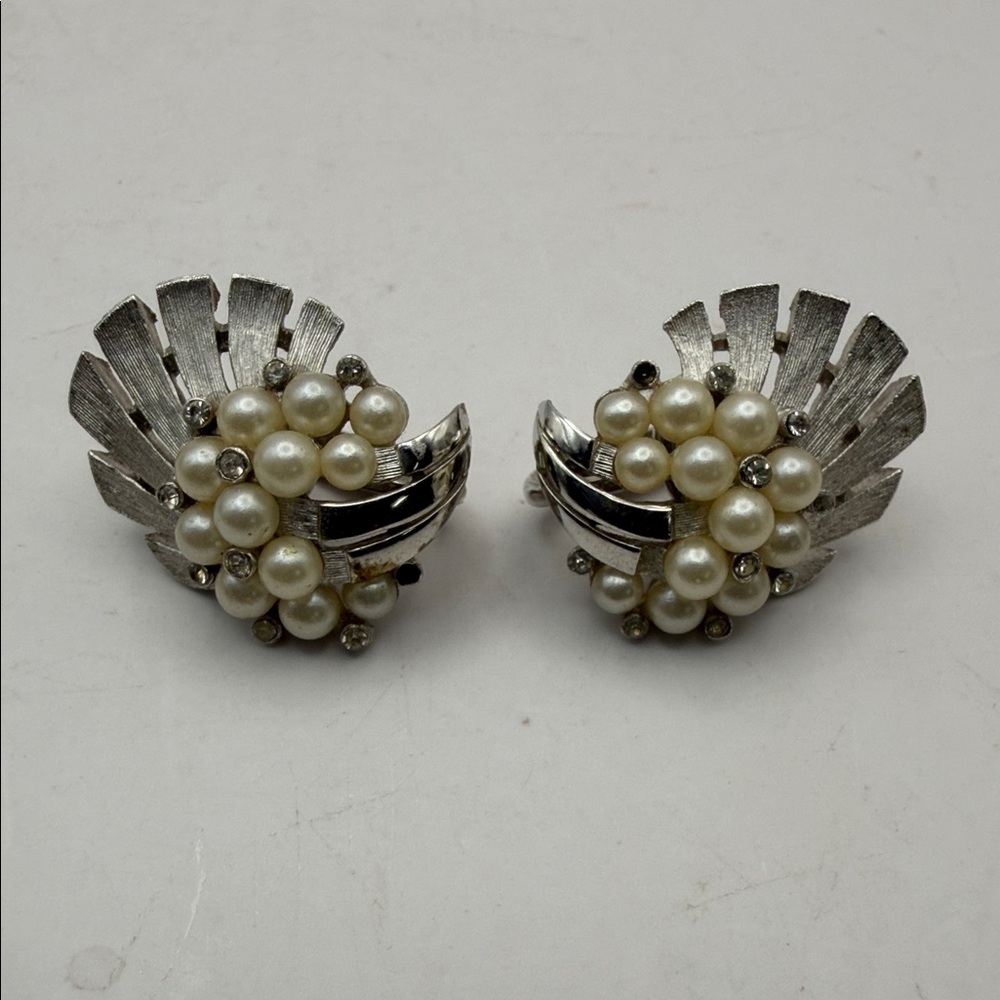Brushed Silver Crown Trifari Faux Pearl Rhinestone Clip On Earrings Vintage 1”
